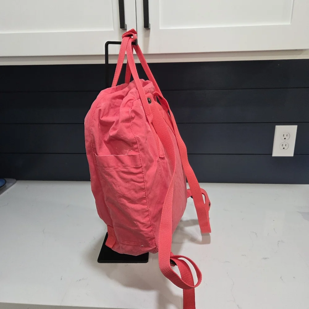 Fjällräven Kånken backpack, Lightweight, Spacious Coral Pink - Picture 5 of 12